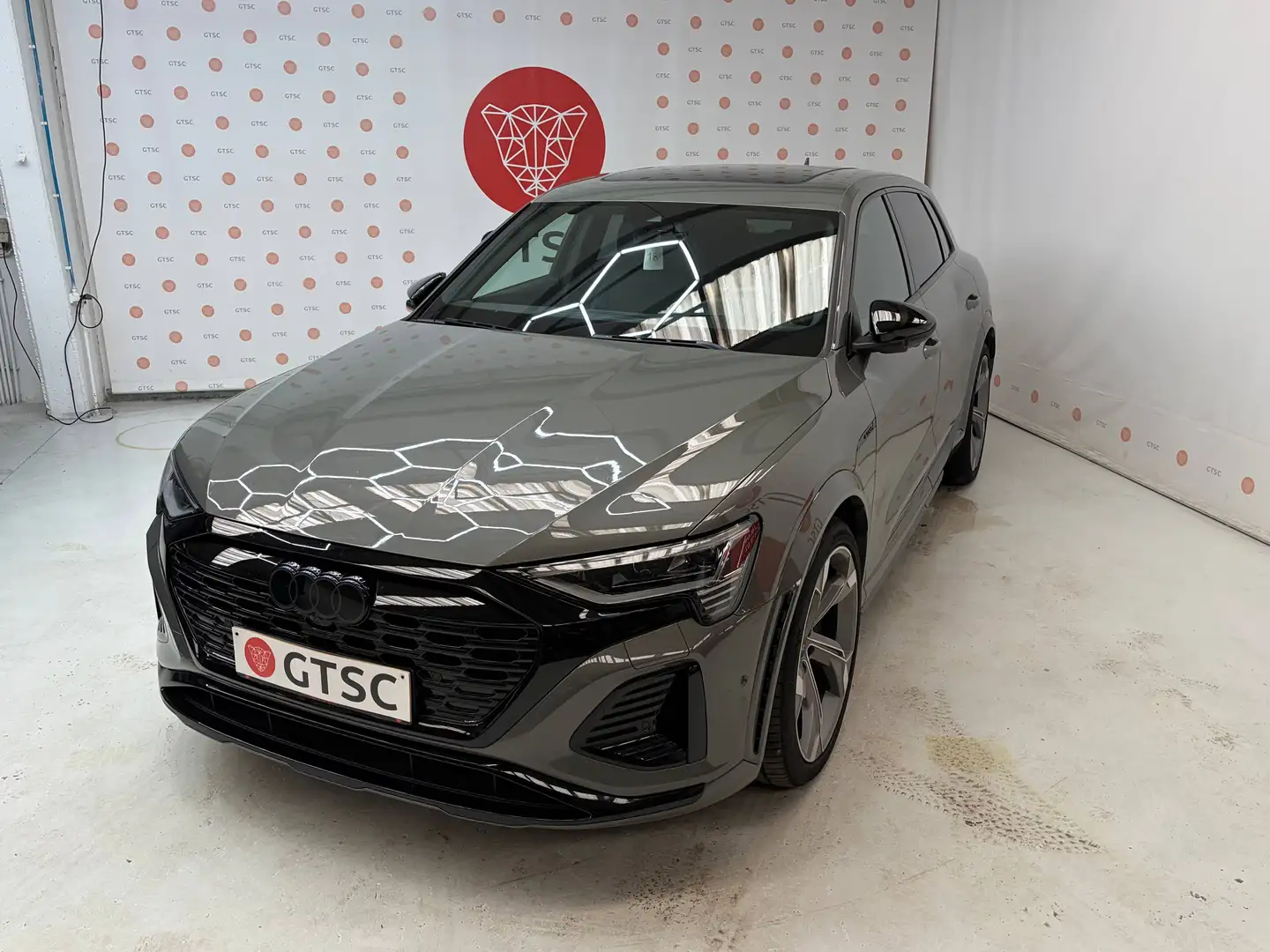 Audi SQ8 e-tron 370kW Black styling pakket Head up Pano Valcona 22" velgen Remote park assist 360 Camera Trekhaak Massage Matrix B&O 3D Grau - 2