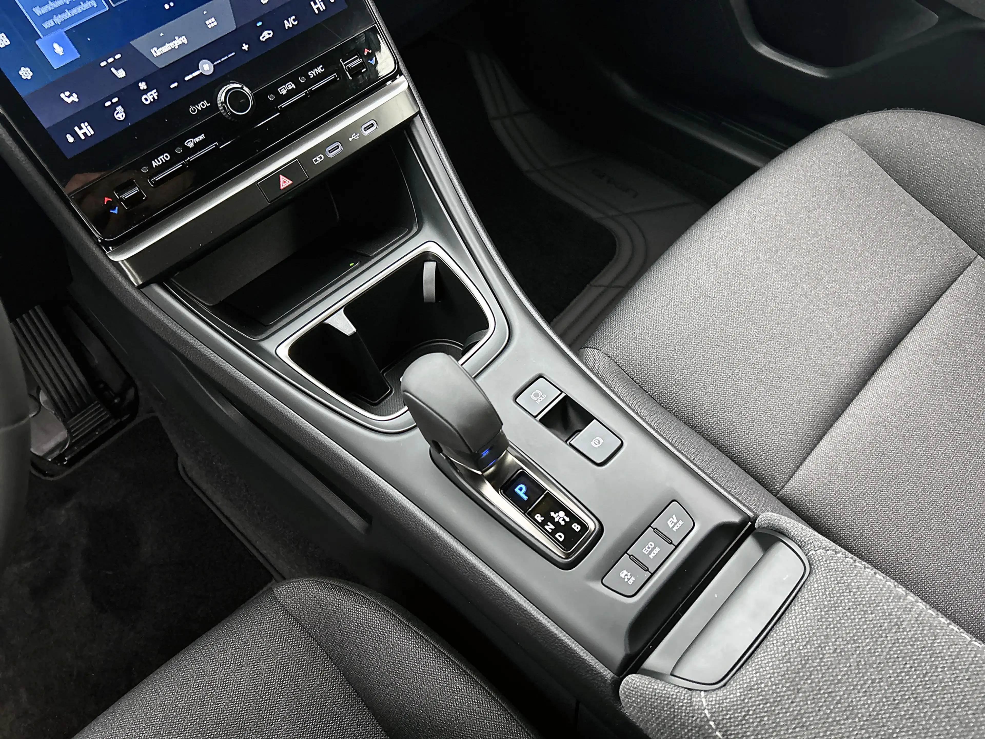 Lexus LBX Business Line 2WD | Draadloze Telefoonlader | Park — photo 11