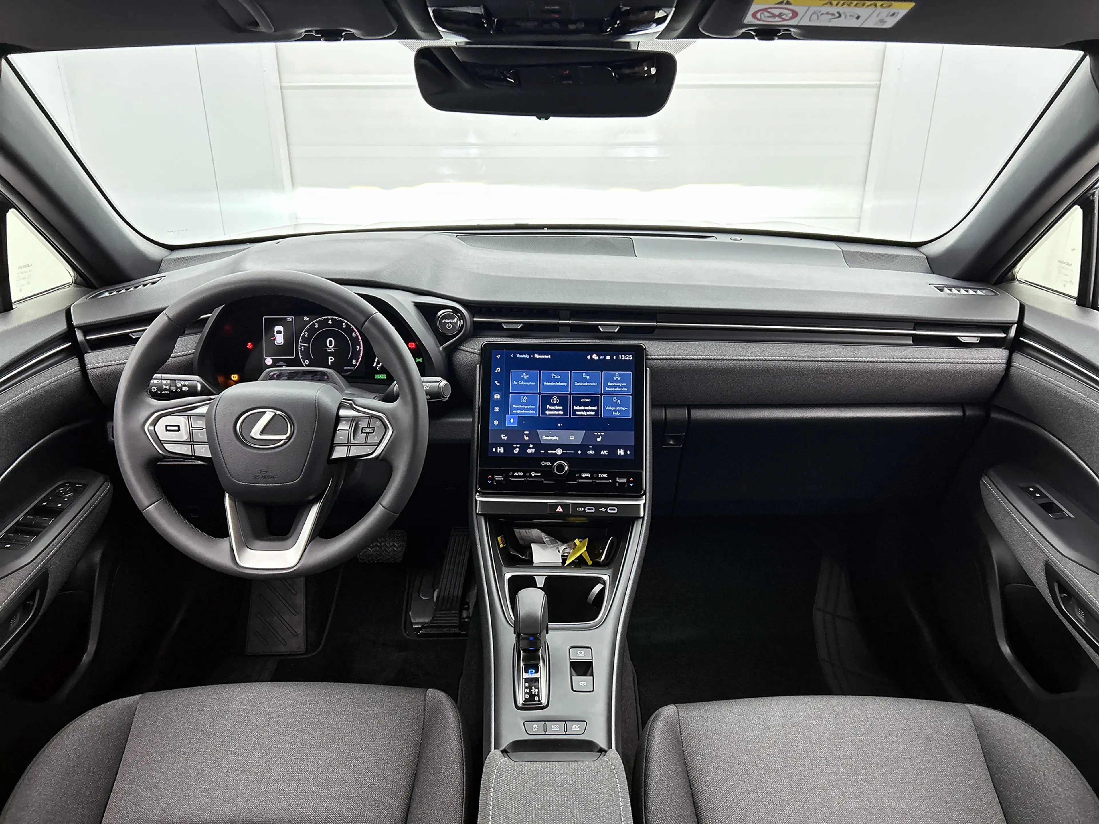 Lexus LBX Business Line 2WD | Draadloze Telefoonlader | Park — photo 4