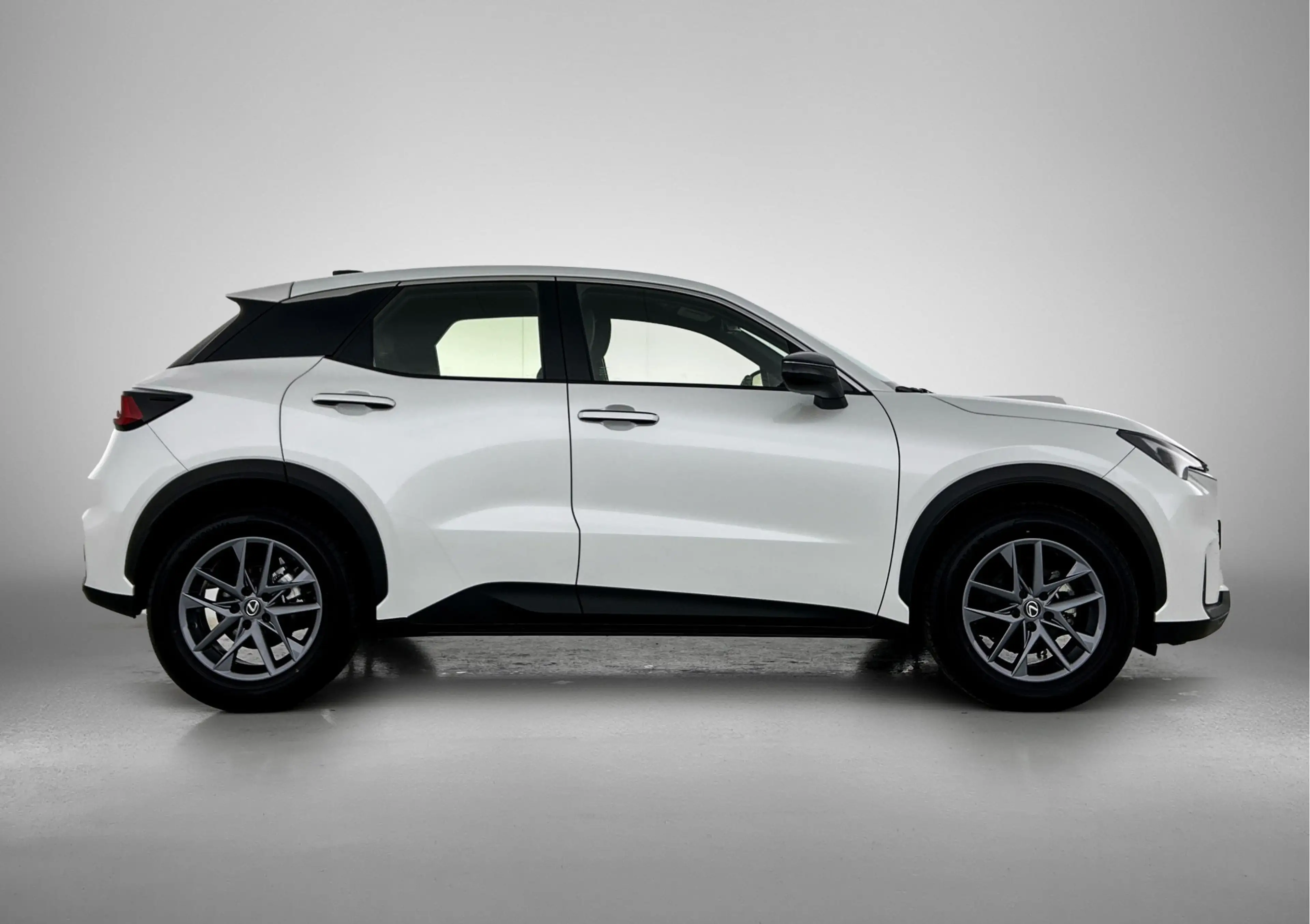 Lexus LBX Business Line 2WD | Draadloze Telefoonlader | Park — photo 12