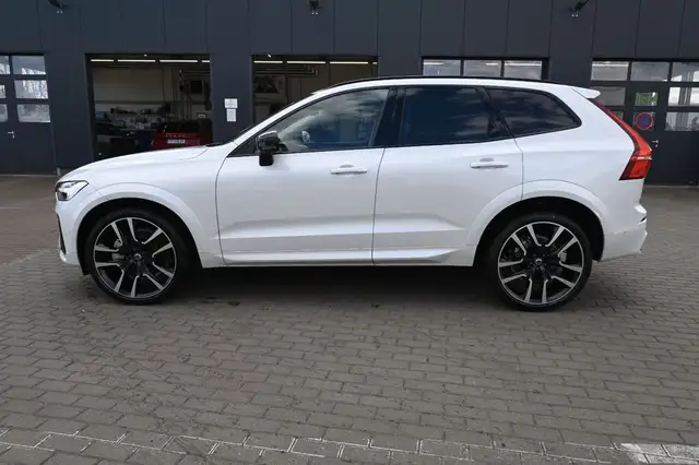 Volvo XC60 view 3