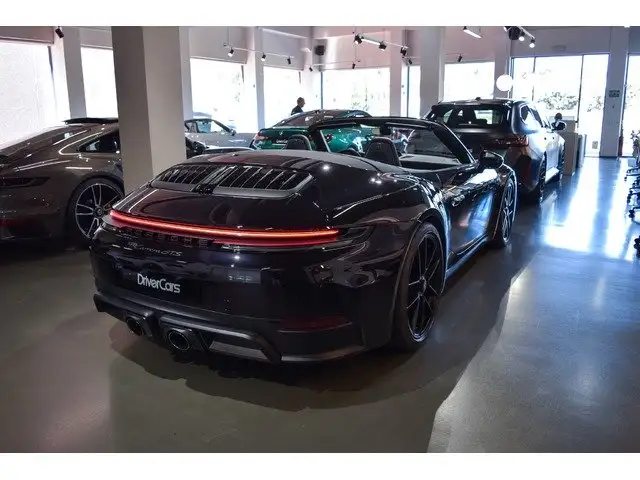 Porsche 911 view 25