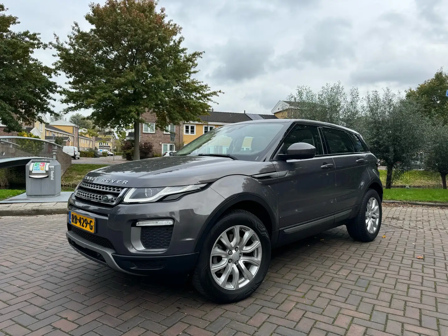 Land Rover Range Rover Evoque 2.0 TD4 Urb. Ser. SE Grau - 1