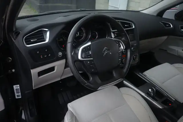 Citroen Grand C4 Picasso view 14