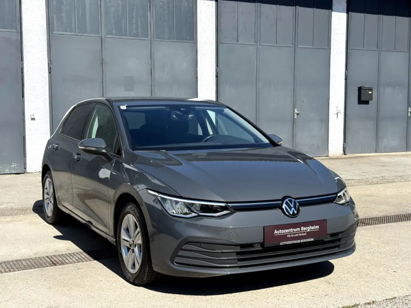 Volkswagen Golf 1,5 eTSI mHev Life DSG Grau - 1