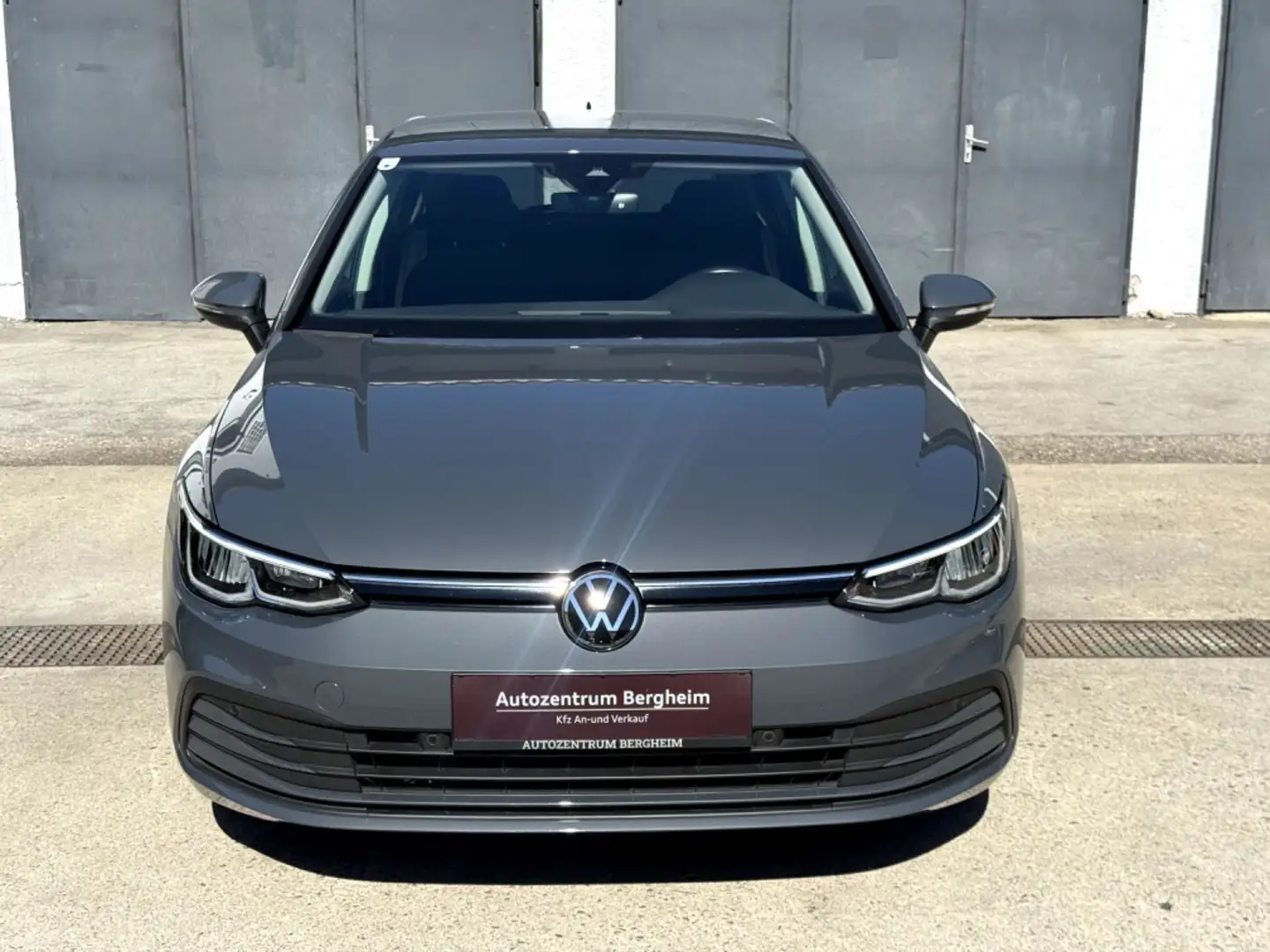 Volkswagen Golf 1,5 eTSI mHev Life DSG Grau - 2