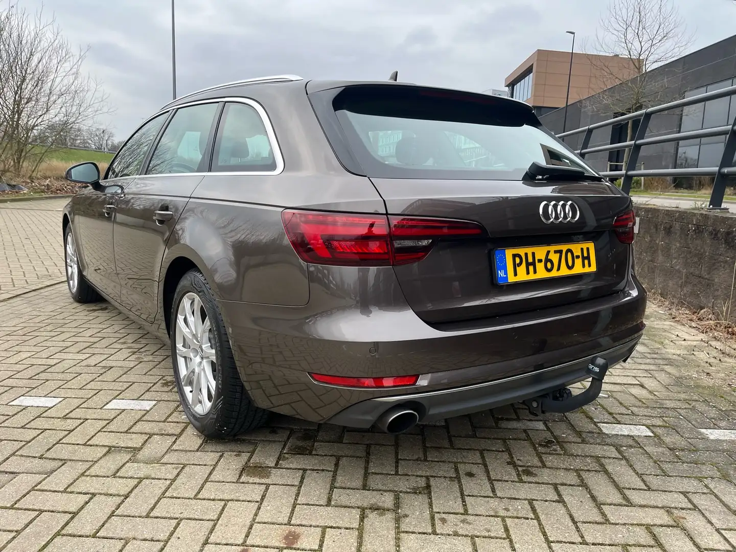 Audi A4 2.0 TFSI Sp. L. Edition Brown - 2