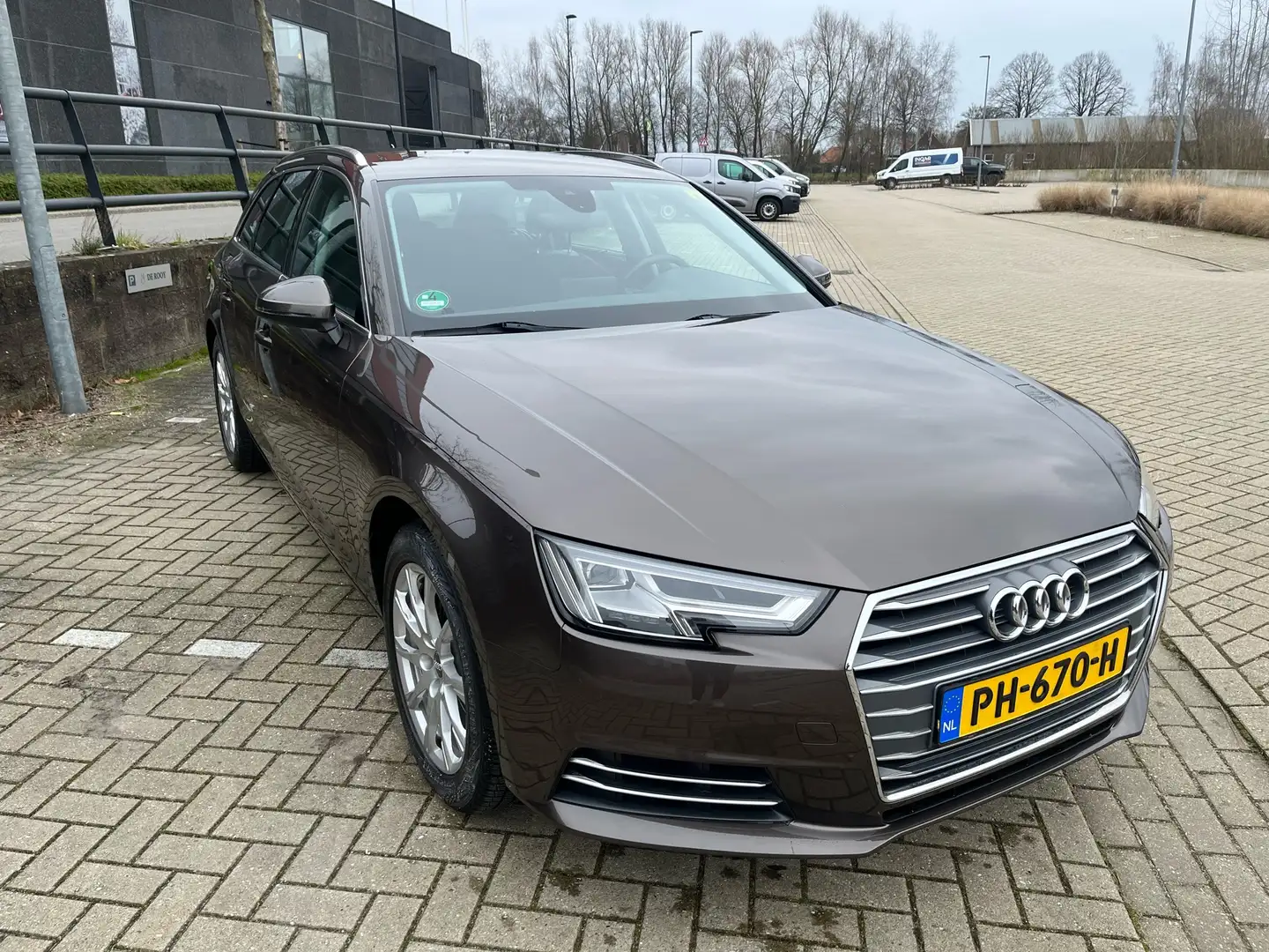 Audi A4 2.0 TFSI Sp. L. Edition Brown - 1