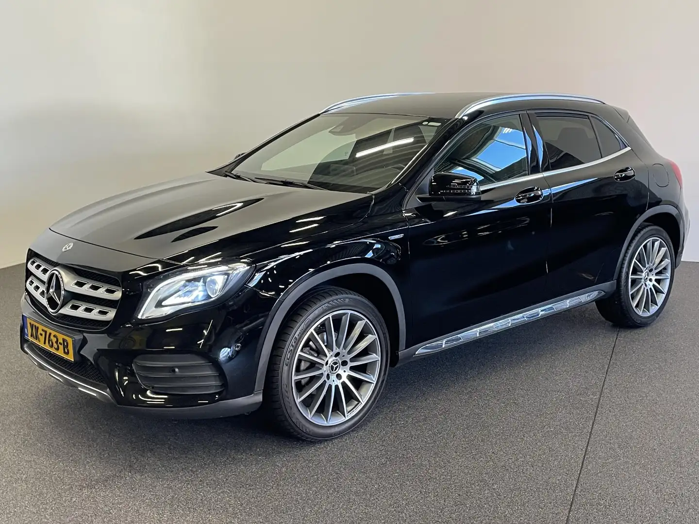 Mercedes-Benz GLA 180 Automaat AMG UrbanStyle Navigatie Climate Control Zwart - 2