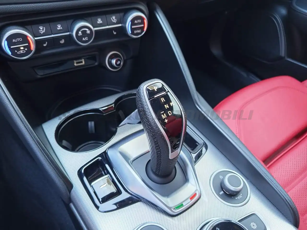 Alfa Romeo Giulia 2024 — фото 11