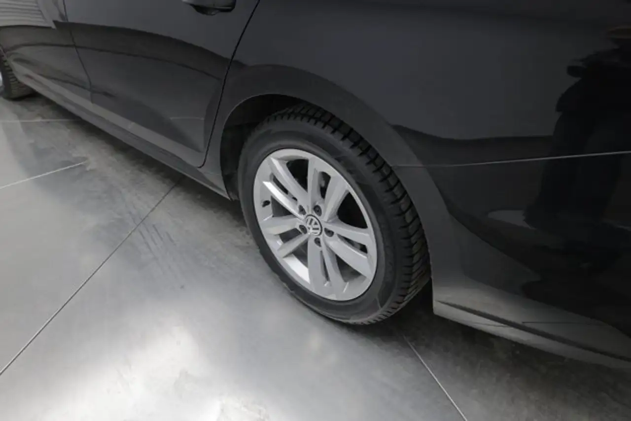 Volkswagen Passat photo Volkswagen Passat