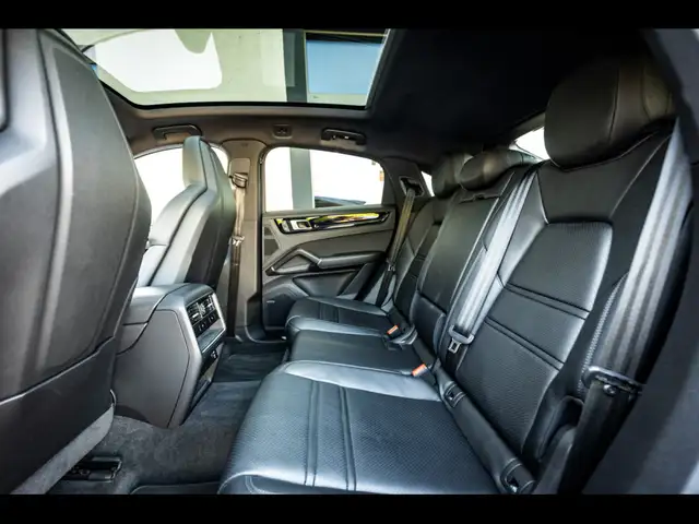 Porsche Cayenne view 13