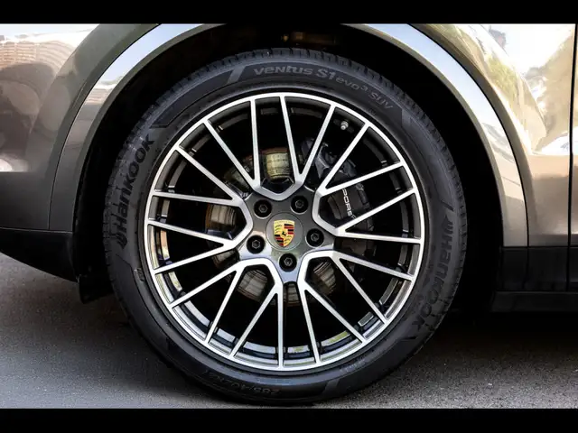 Porsche Cayenne view 8