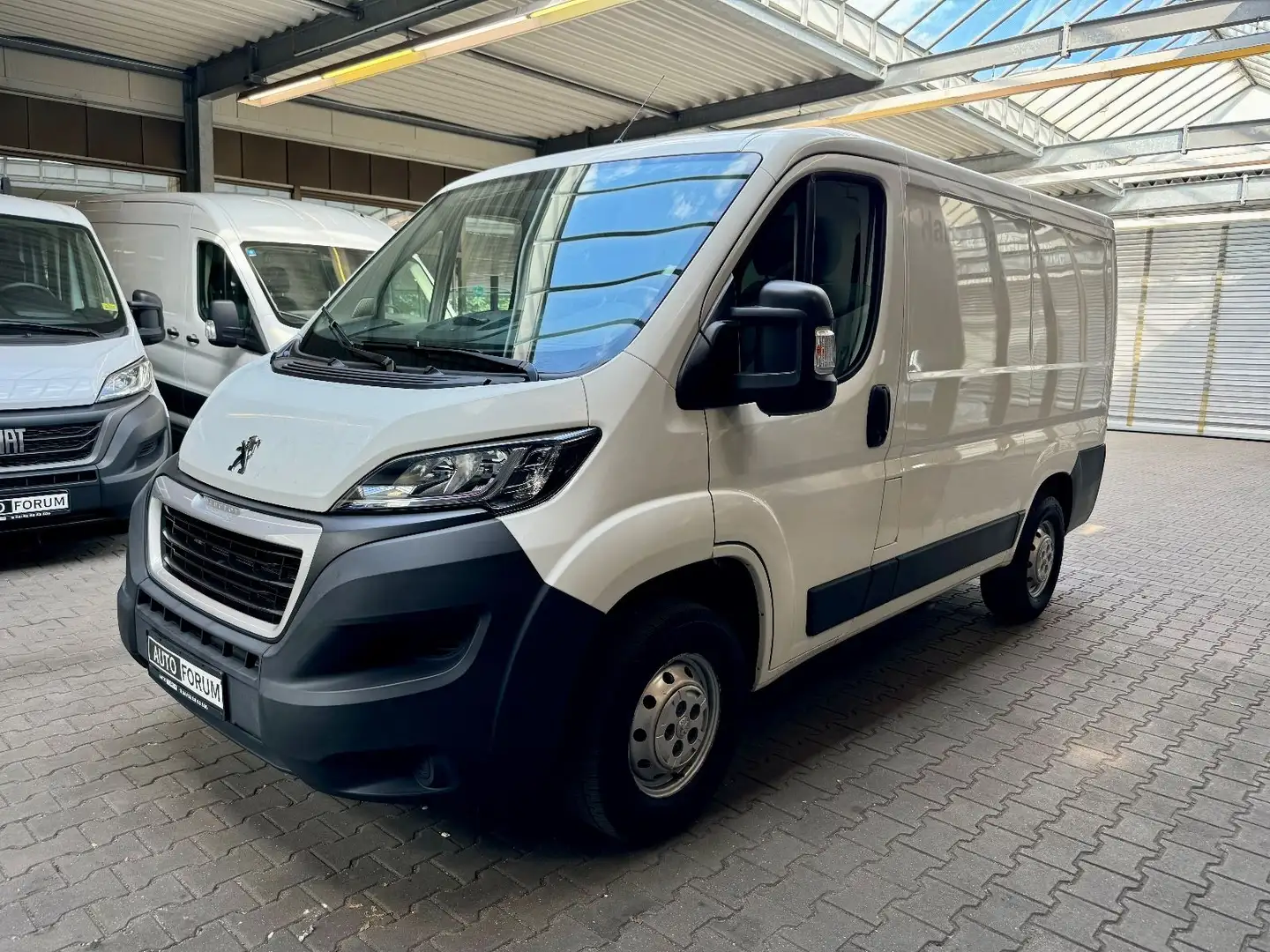 Peugeot Boxer 2.0 Blue-HDi L1H1 KLIMA AHK TEMPOMAT 3SITZ Weiß - 2