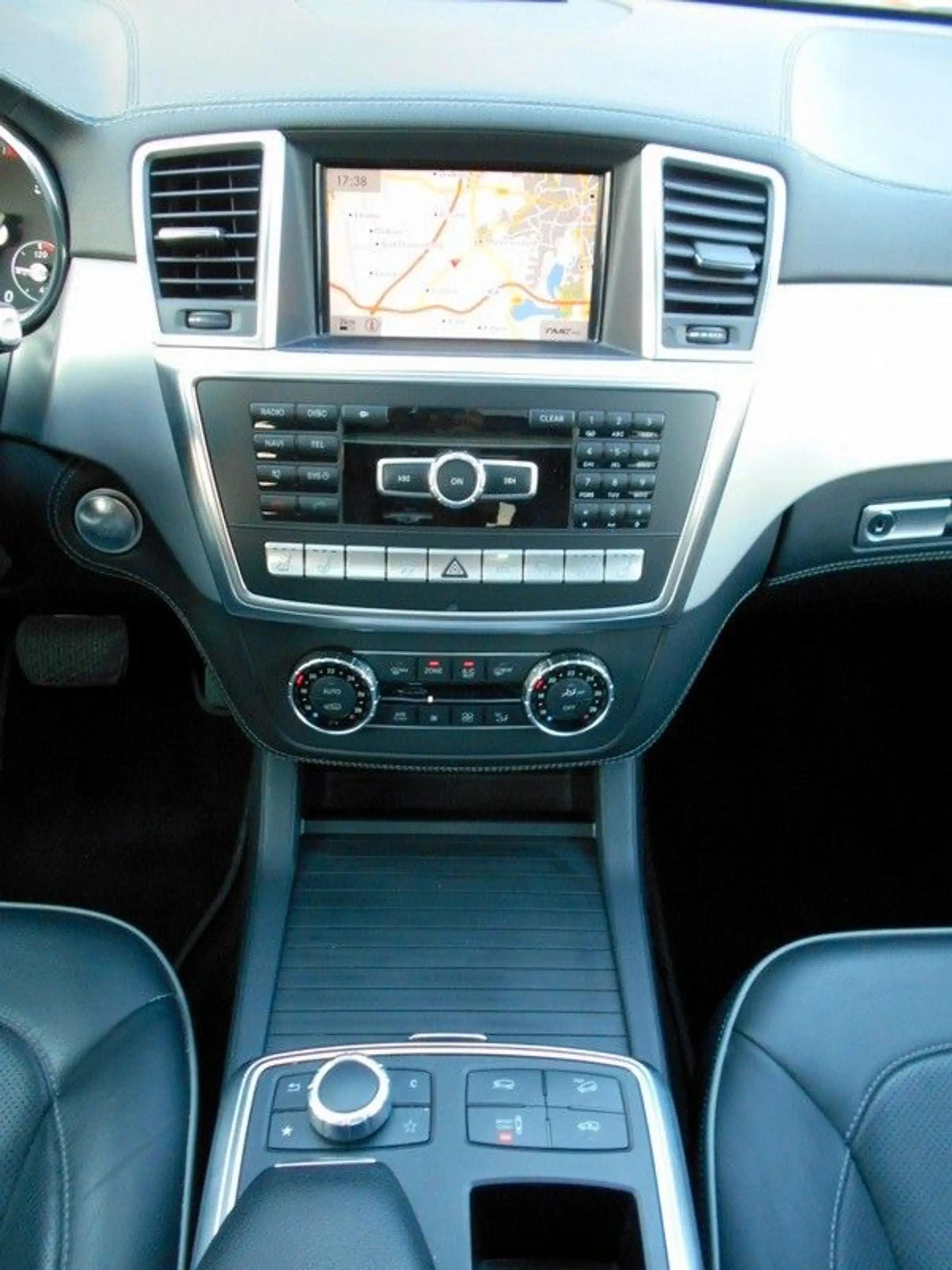 Mercedes-Benz GL 350 BlueTec 4Matic AIRMATIC/NAVI/TV/LEDER/PANO — photo 4