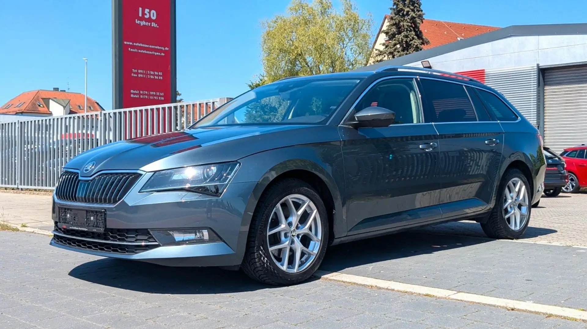 Skoda Superb Combi Style 4x4 / 190 PS / Panorama Gris - 1