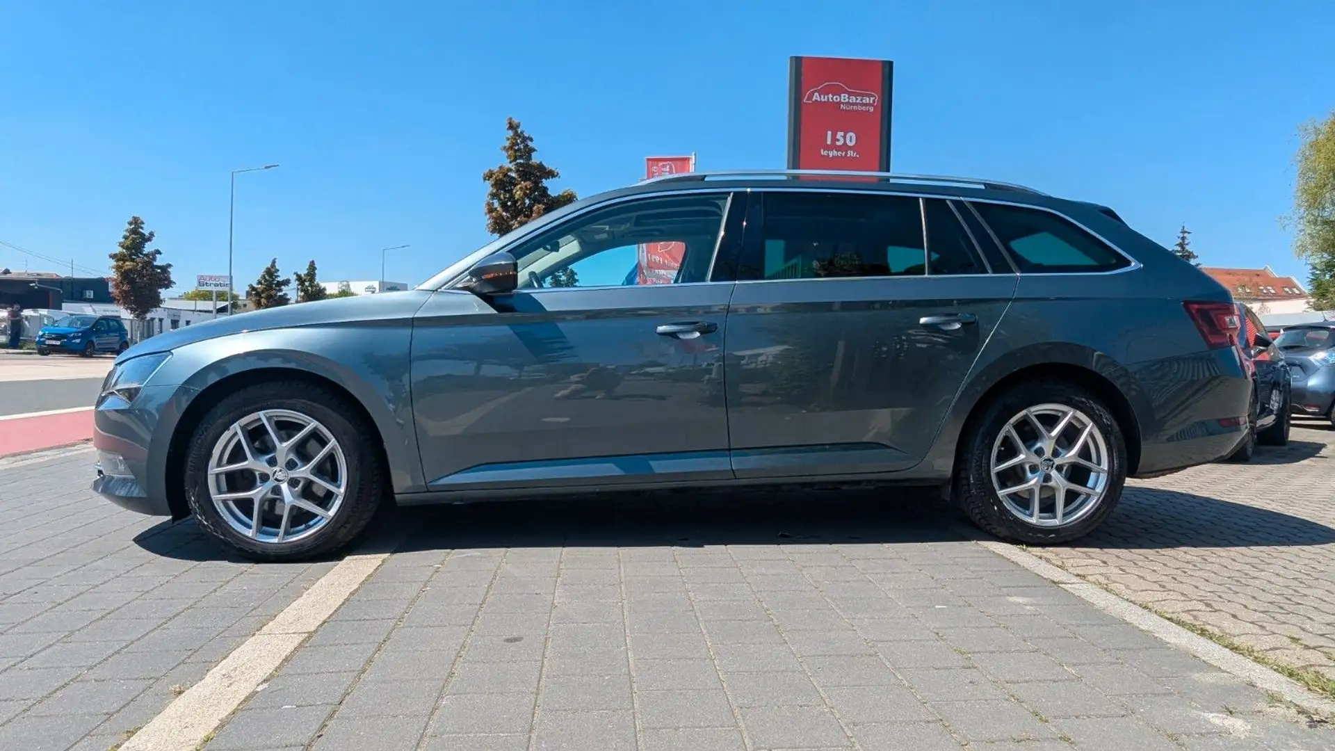 Skoda Superb Combi Style 4x4 / 190 PS / Panorama Gris - 2