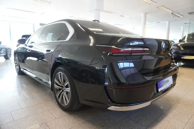 BMW 7 Series view 4