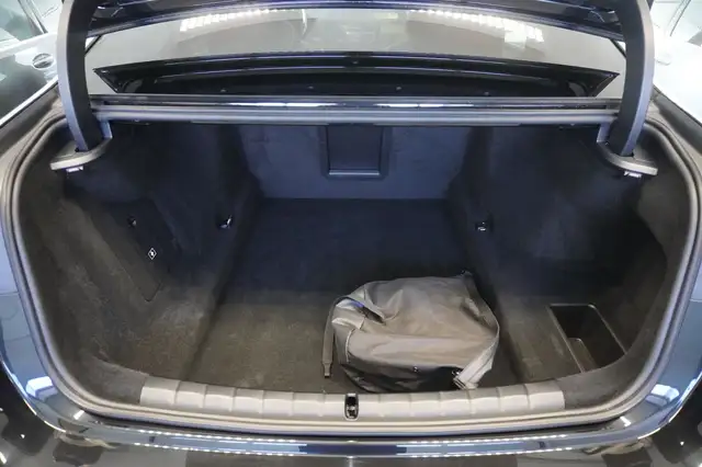 BMW 7 Series view 11