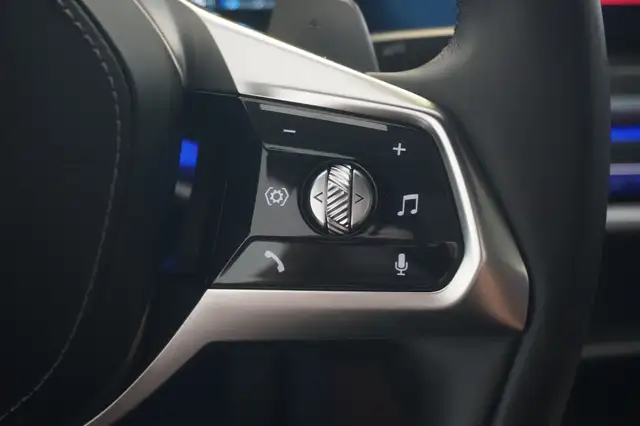 BMW 7 Series view 14
