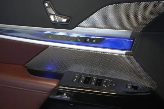 BMW 7 Series view 15