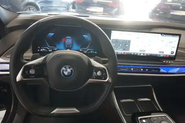 BMW 7 Series view 12