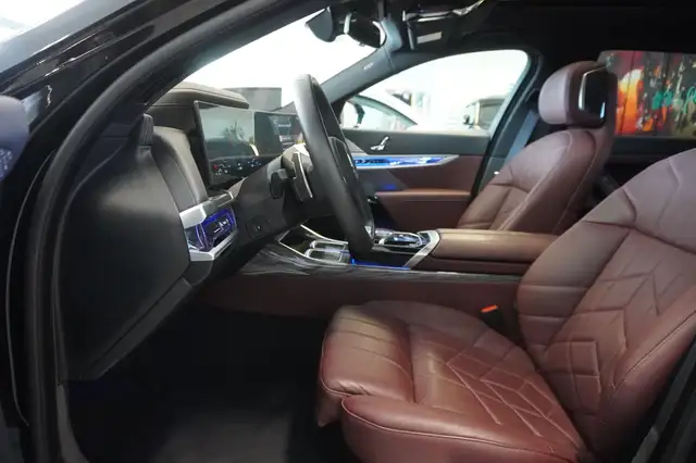 BMW 7 Series view 8