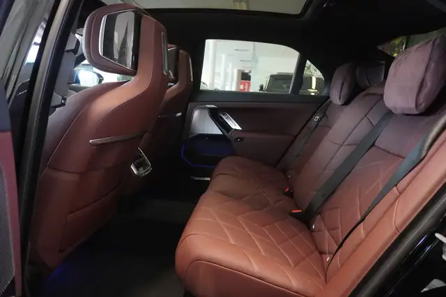 BMW 7 Series view 10