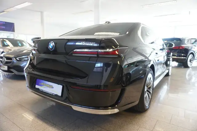 BMW 7 Series view 5