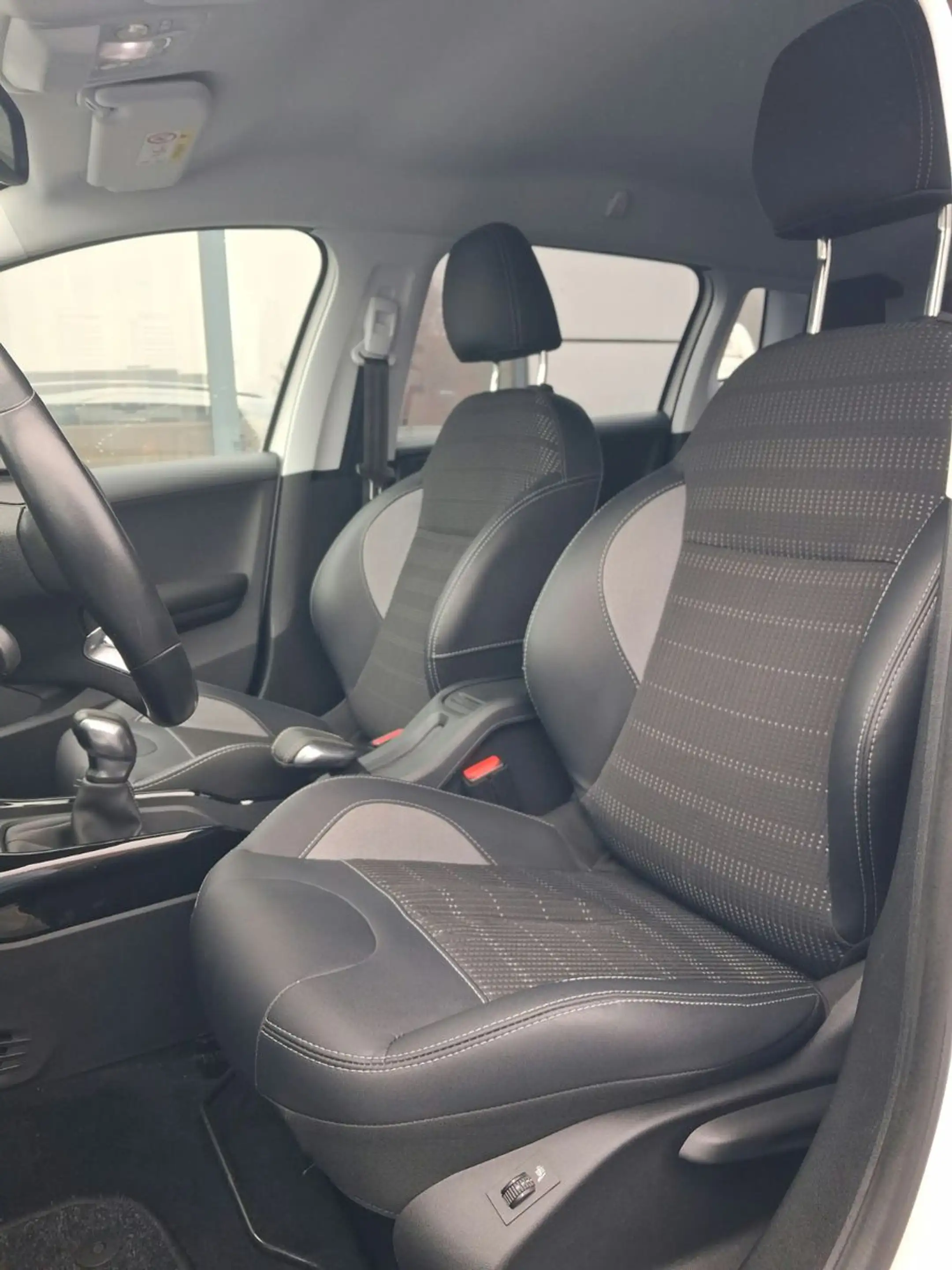 Peugeot 2008 Allure — photo 13