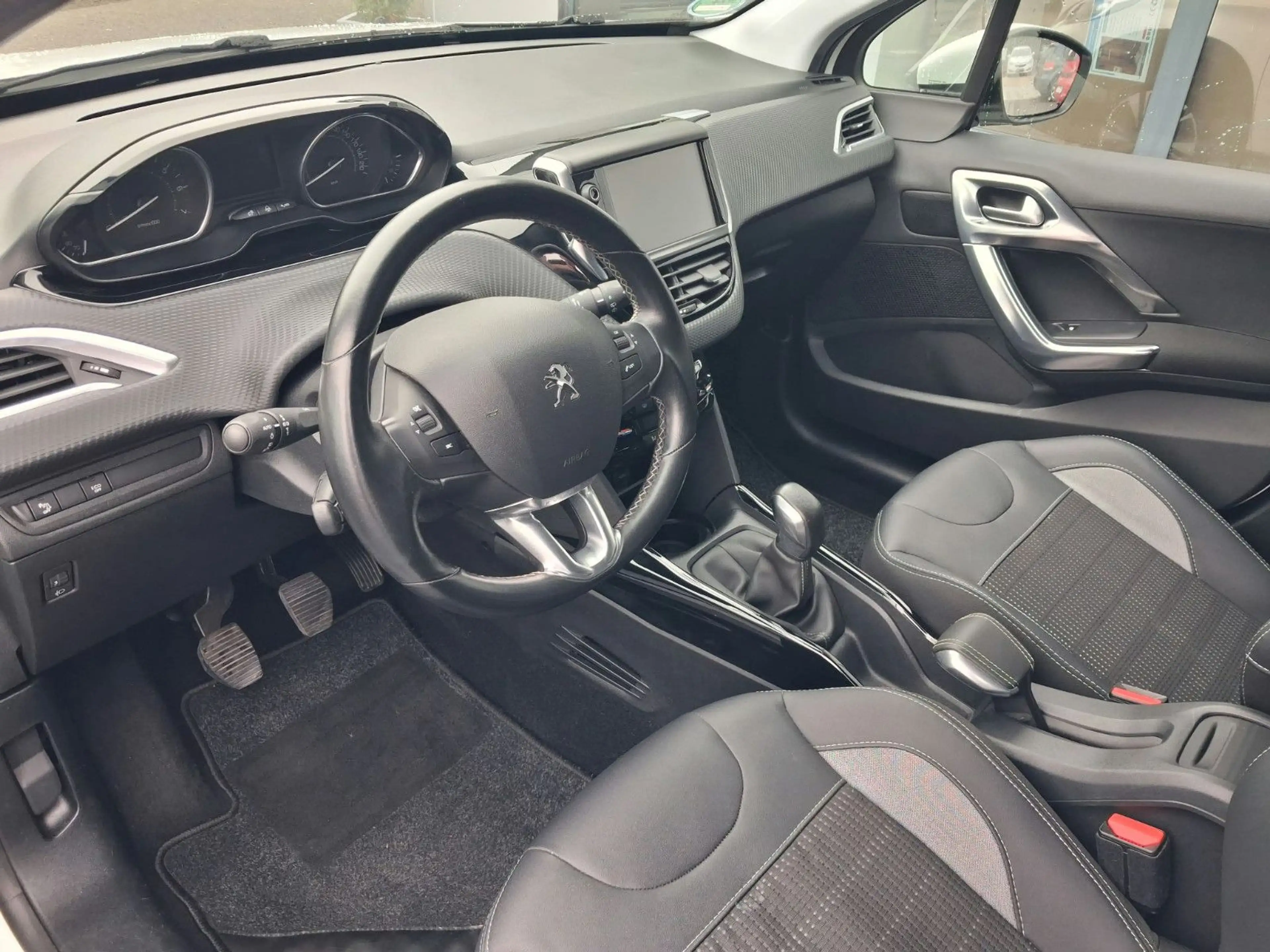 Peugeot 2008 Allure — photo 9