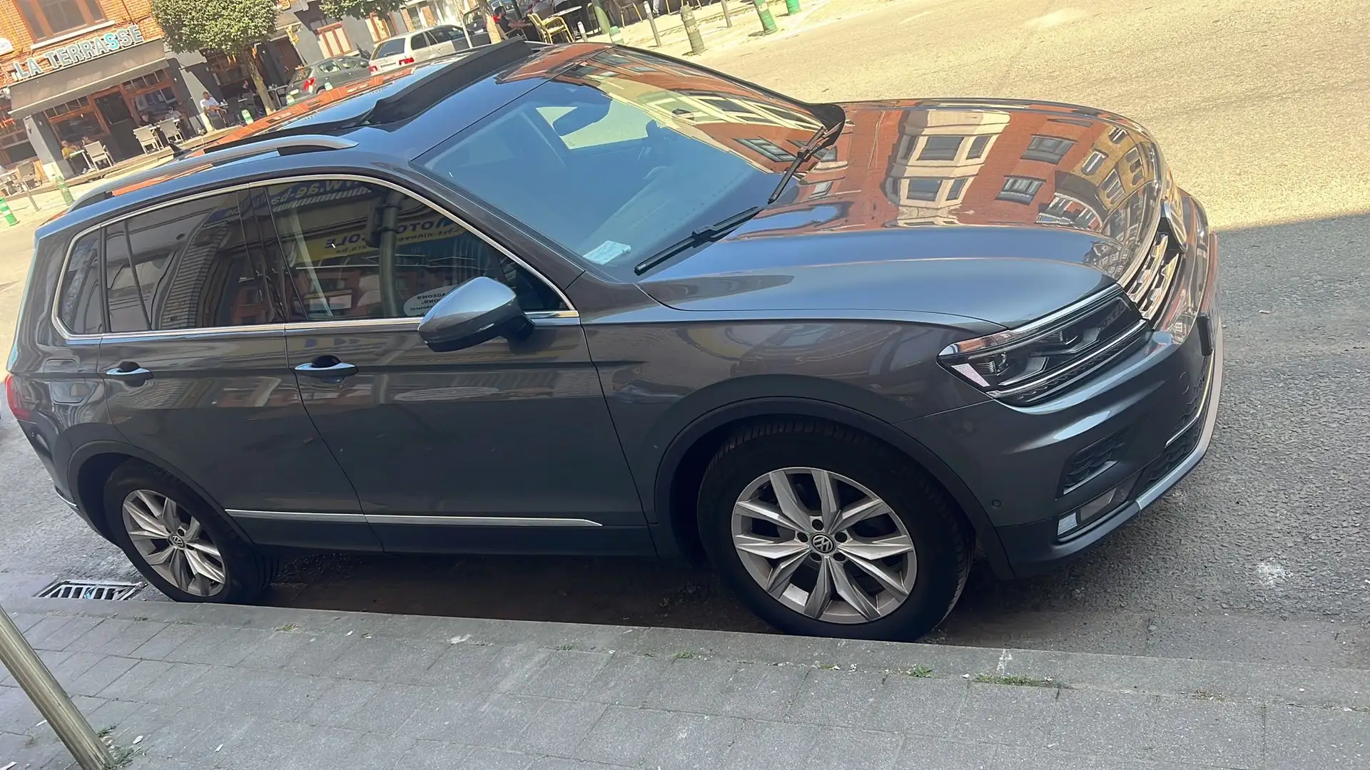 Volkswagen Tiguan Tiguan 2.0 TDi SCR Highline DSG (EU6.2) Grijs - 2