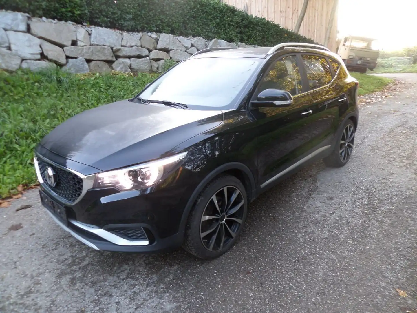 MG ZS EV Luxury Vollausstattung 19" Alufelgen Mwst. ausw Schwarz - 1