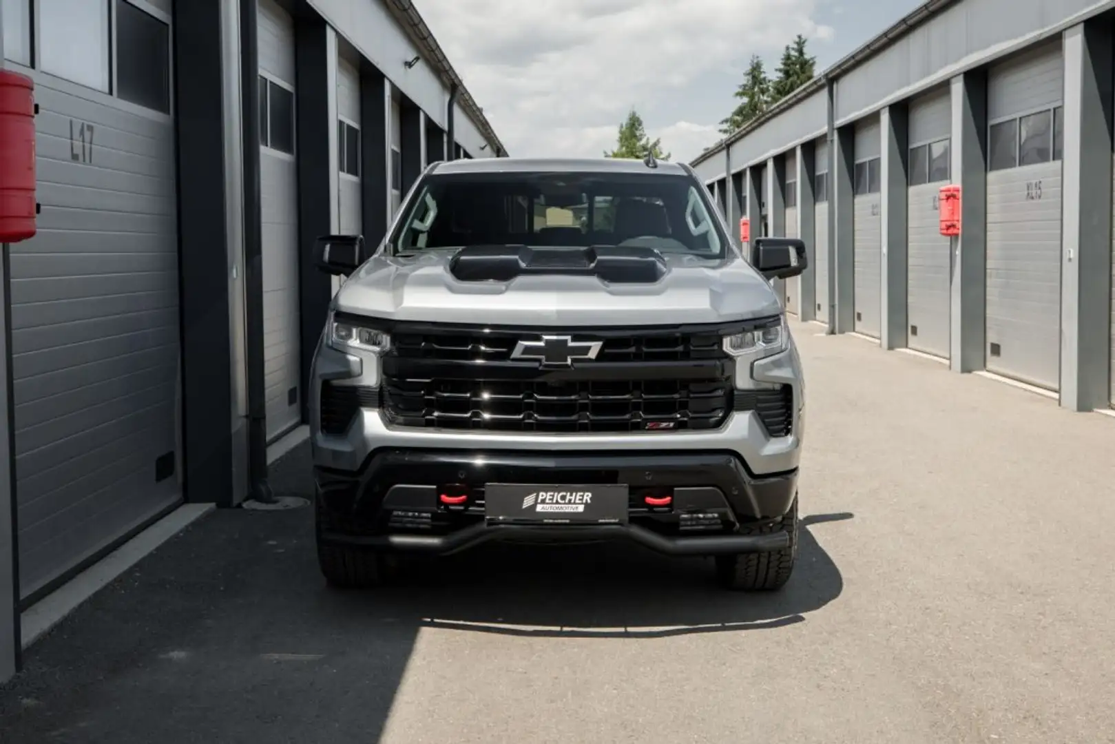 Chevrolet Silverado 1500 LT Trail Boss Crew Cab Short Box 4x4 Grau - 2