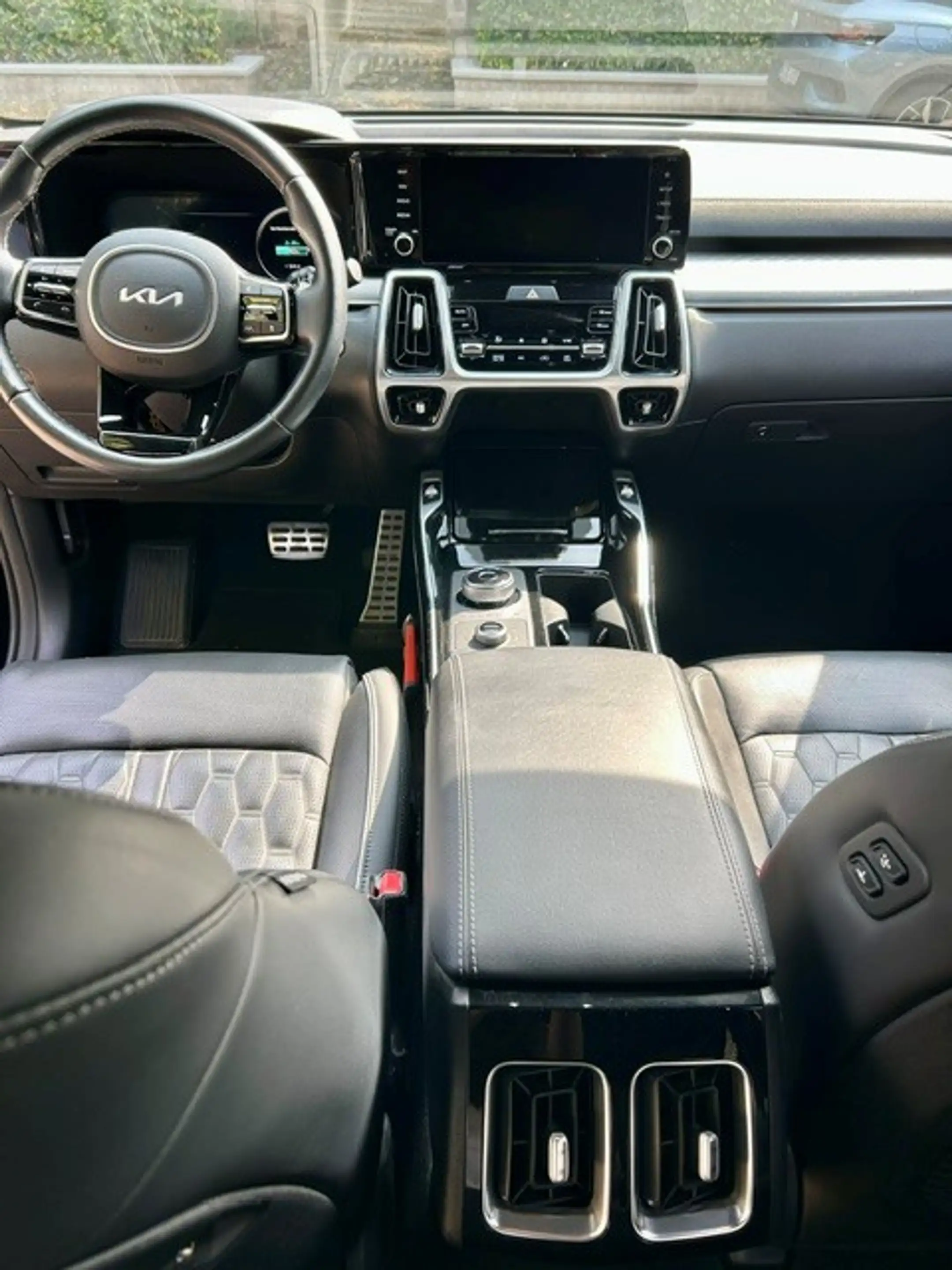 Kia Sorento Platinum 4WD Plug-In Hybrid — photo 9