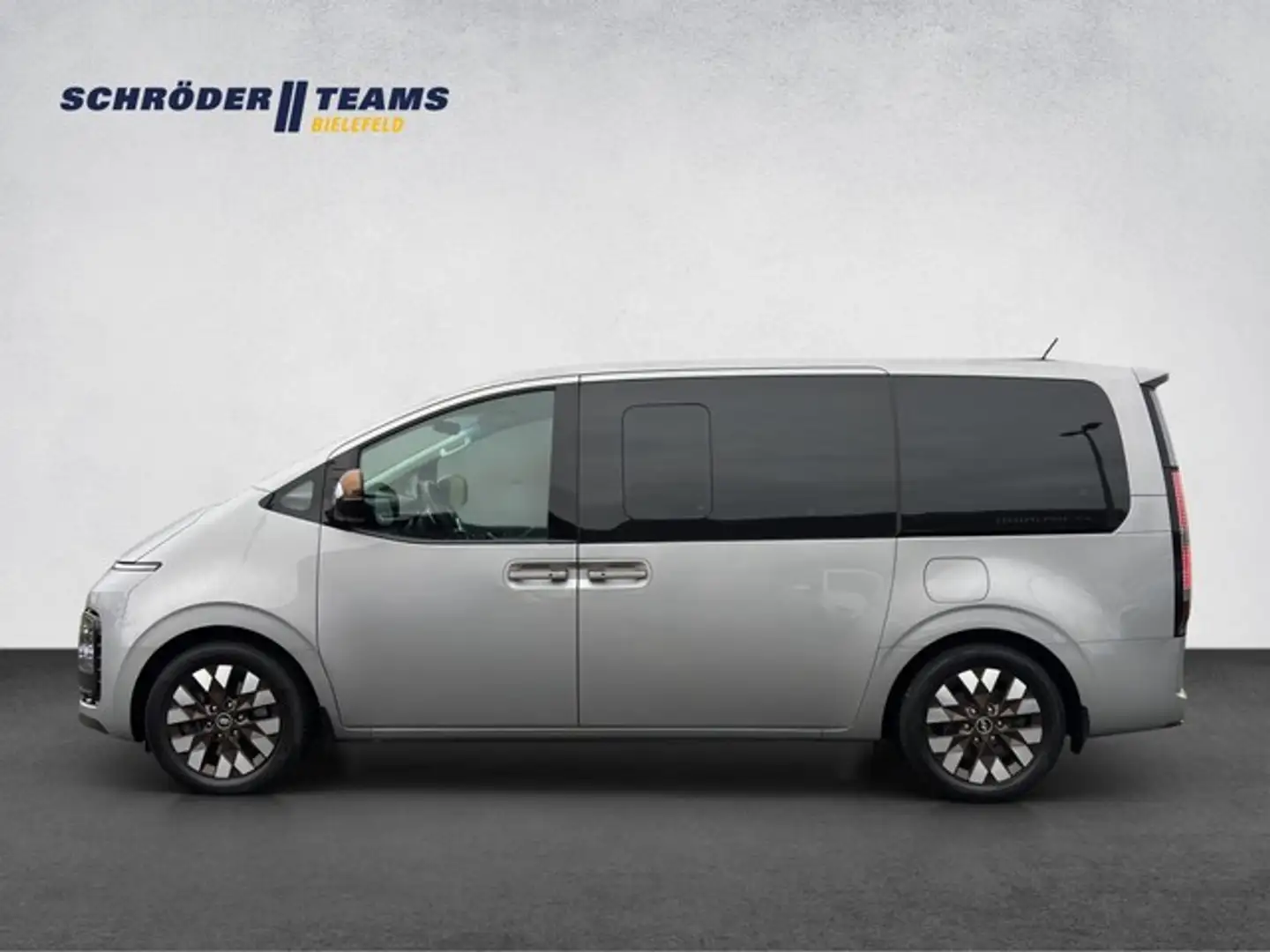 Hyundai STARIA 2.2 CRDi DCT Signature PANO/NSCC/BOSE Silber - 2