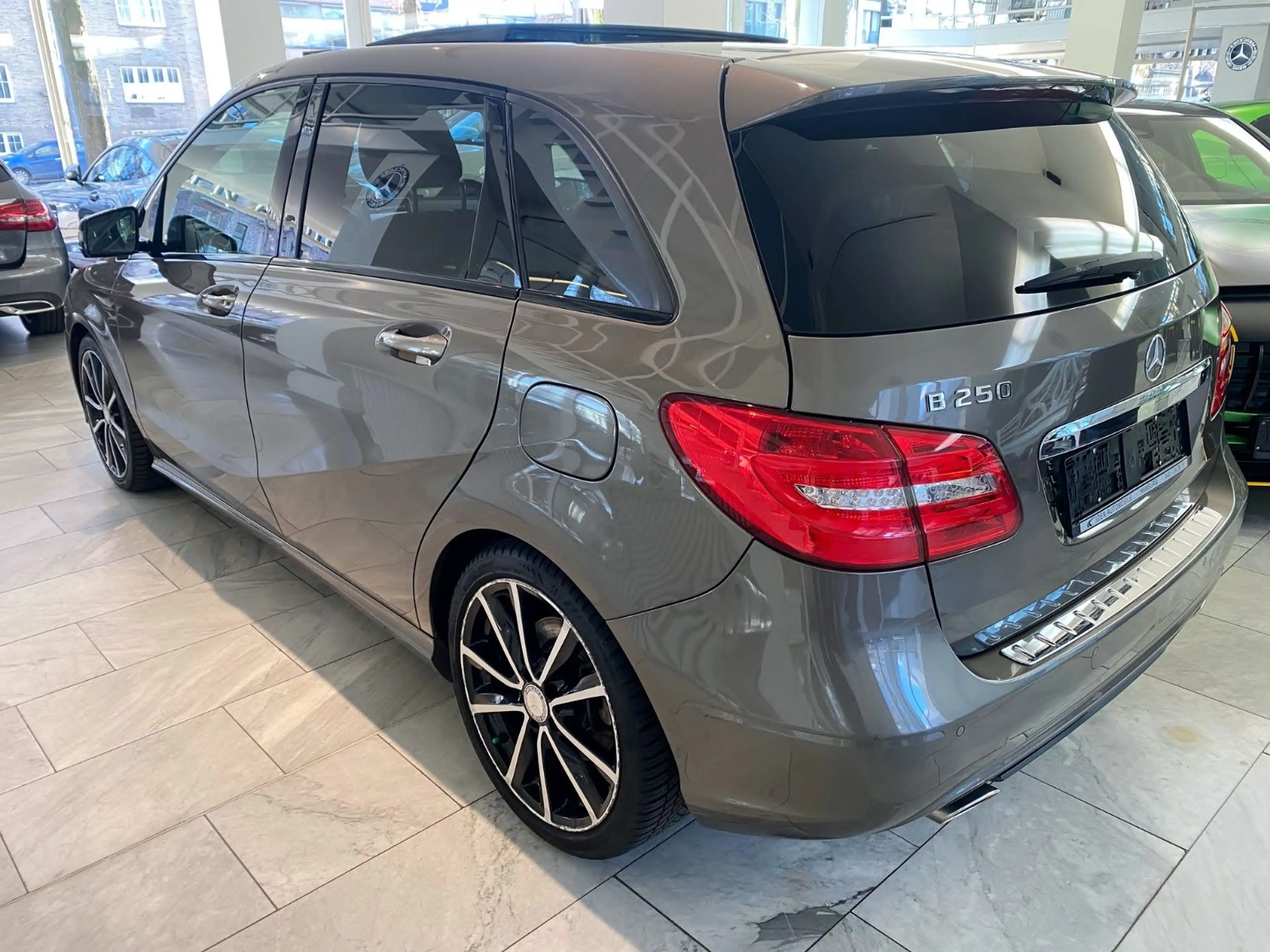 Mercedes-Benz B 250 Night Paket/Pano/Spur/Comand/Xenon/AhK — photo 2
