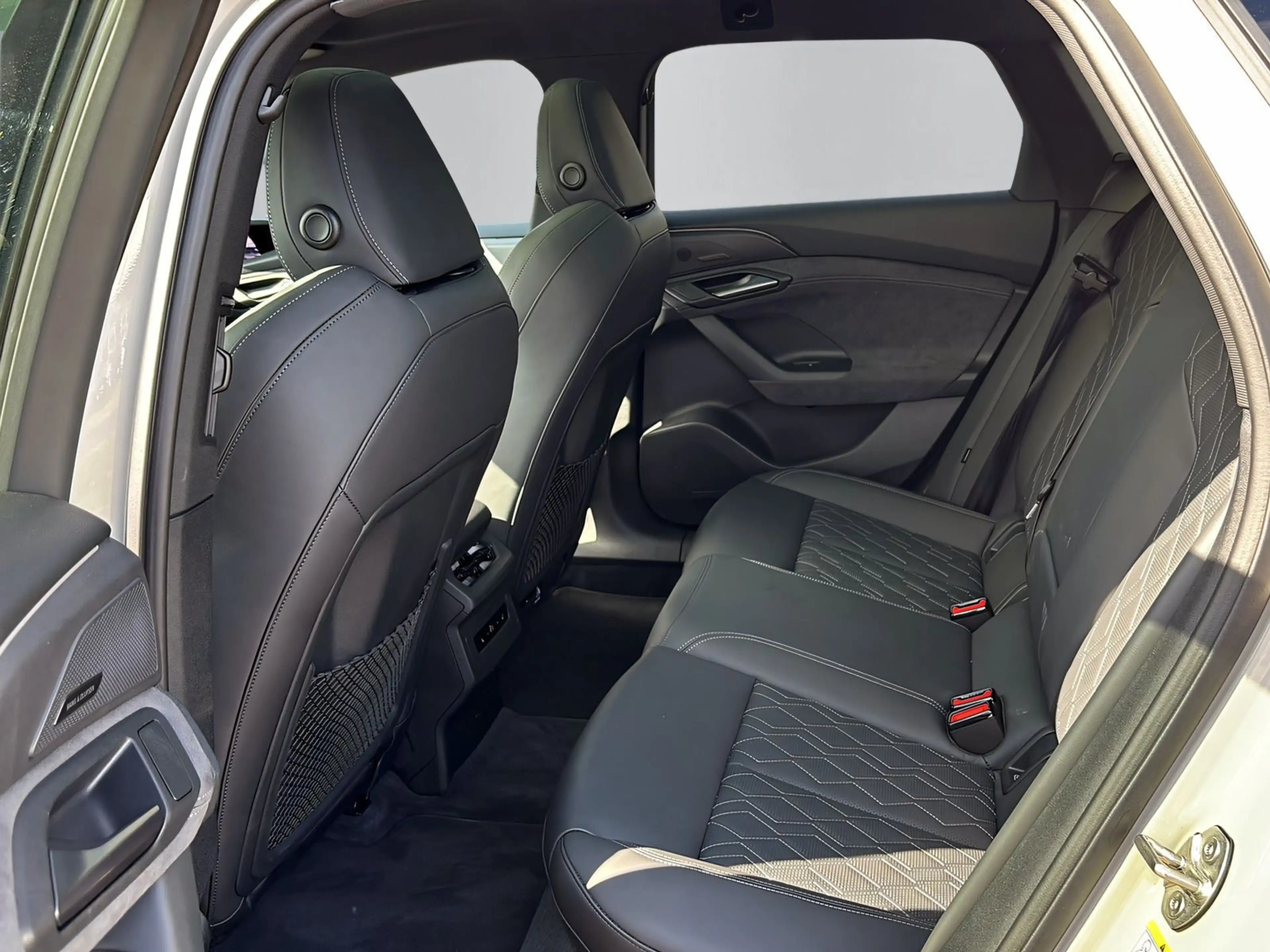 Audi S6 e-tron "edition one" +AHK+PANO+OPTIK+ — photo 9