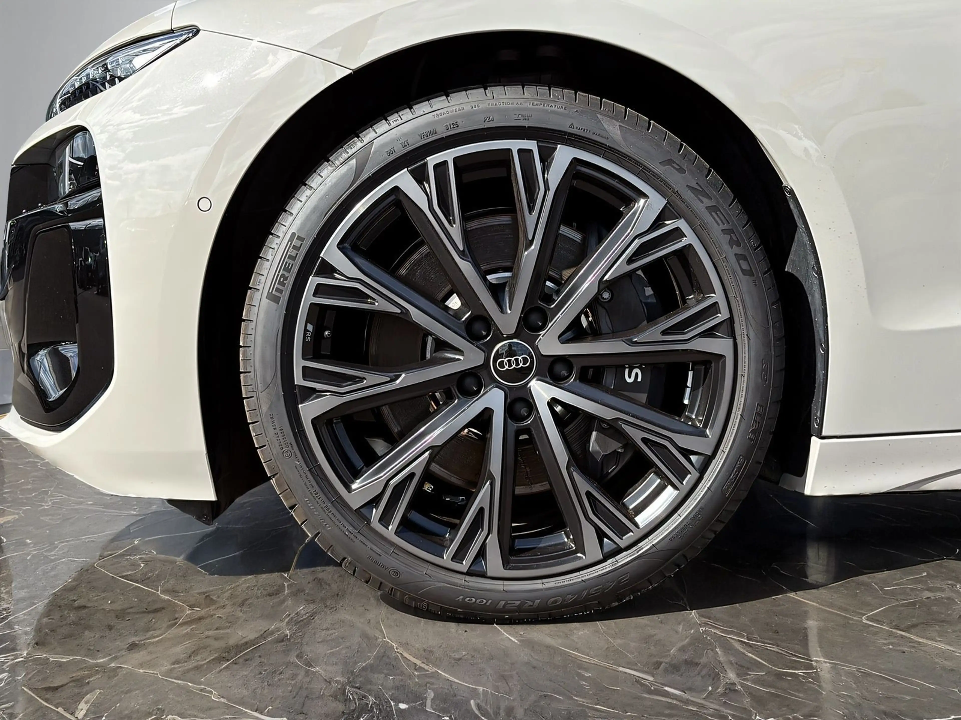 Audi S6 e-tron "edition one" +AHK+PANO+OPTIK+ — photo 3