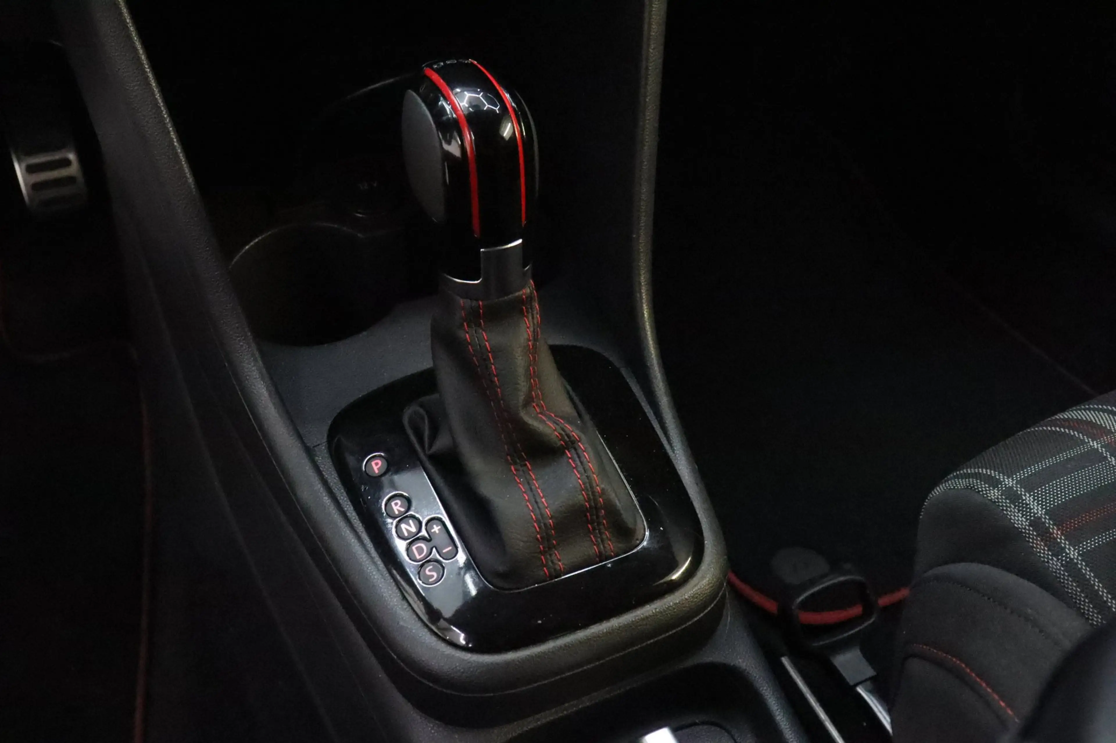 Volkswagen Polo GTI 1.4 TSI Carplay DSG — photo 21