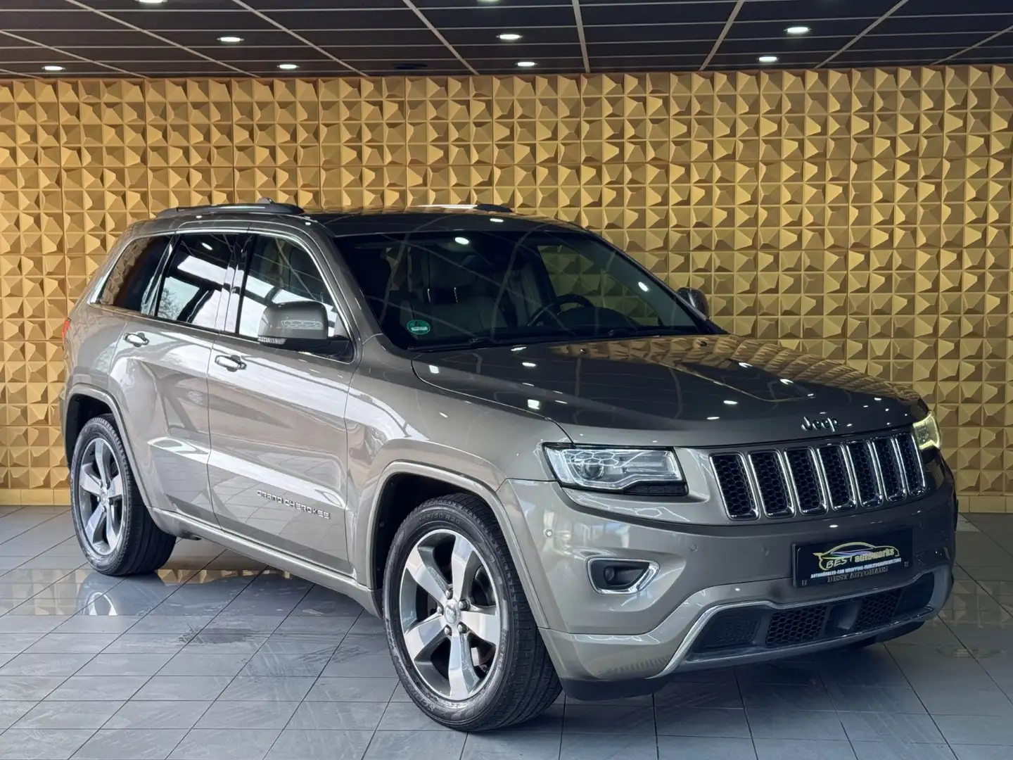 Jeep Grand Cherokee 3.0 CRD Overland*KLIMA*EURO6*PANO Braun - 1