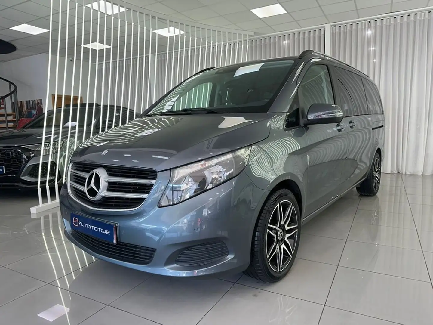 Mercedes-Benz V 220 d Avantgarde Largo Gris - 1