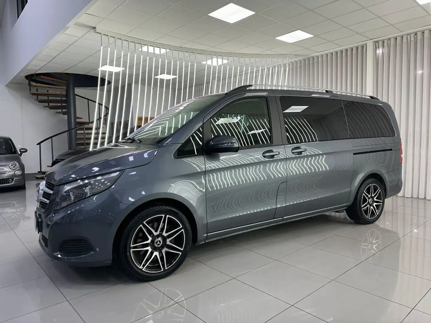 Mercedes-Benz V 220 d Avantgarde Largo Gris - 2