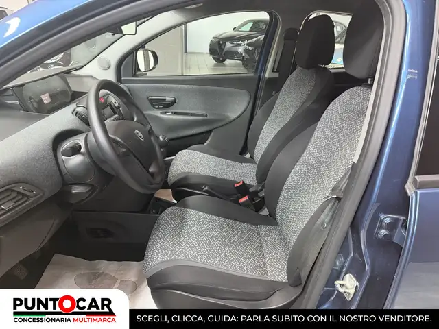 Lancia Ypsilon view 9