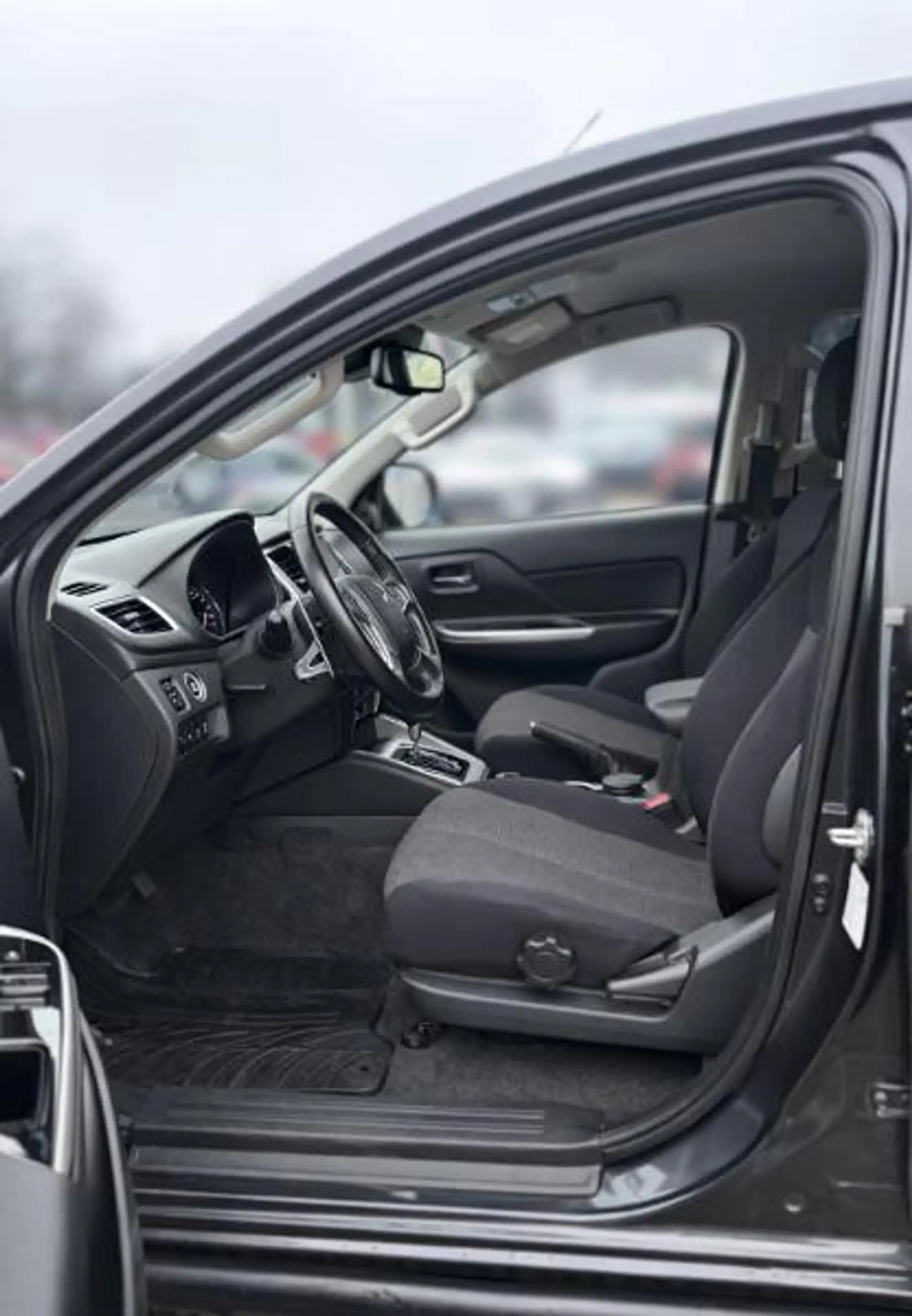 Mitsubishi L200 Doppelkabine 4WD Automatik wenig km! — photo 7