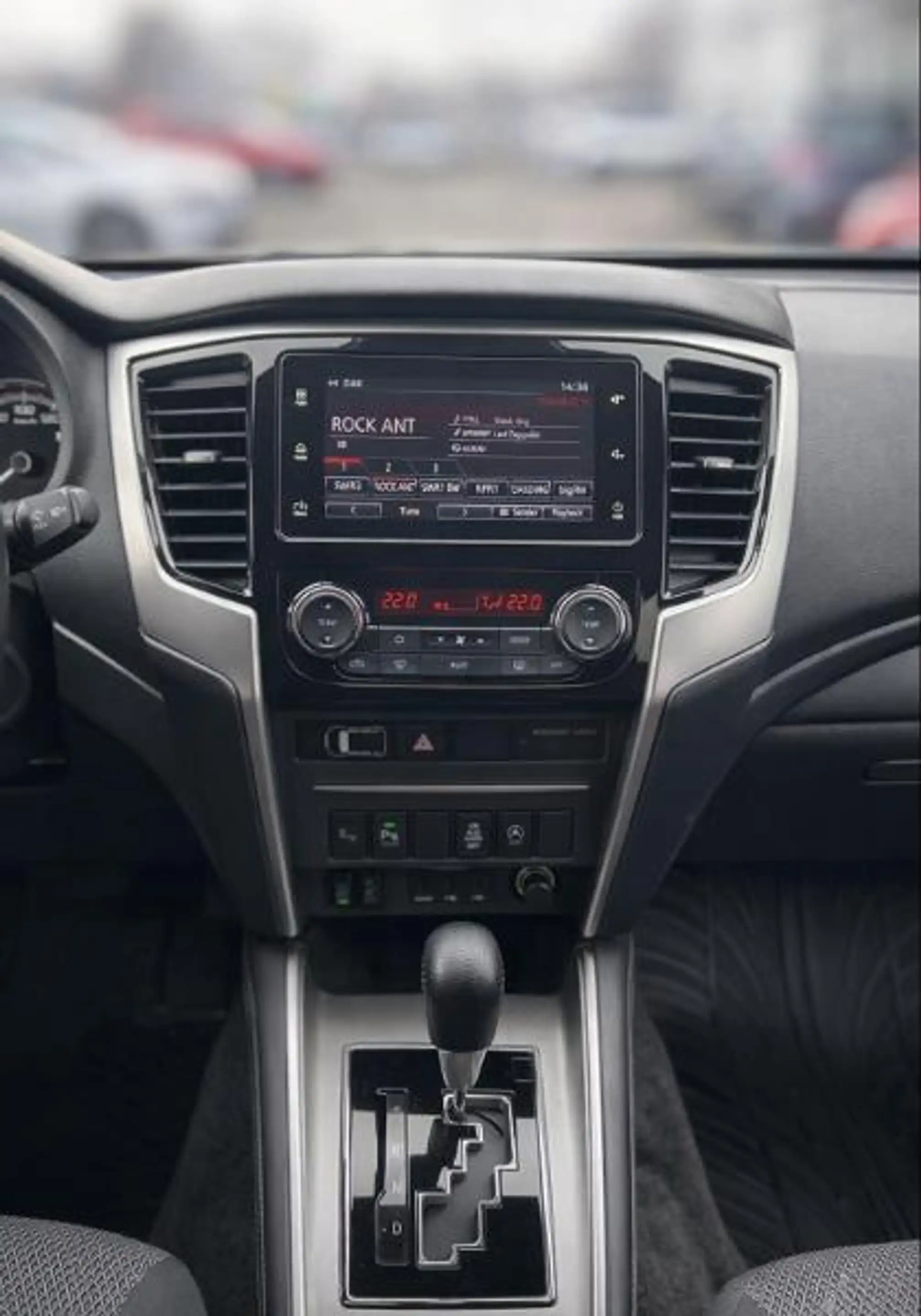 Mitsubishi L200 Doppelkabine 4WD Automatik wenig km! — photo 10