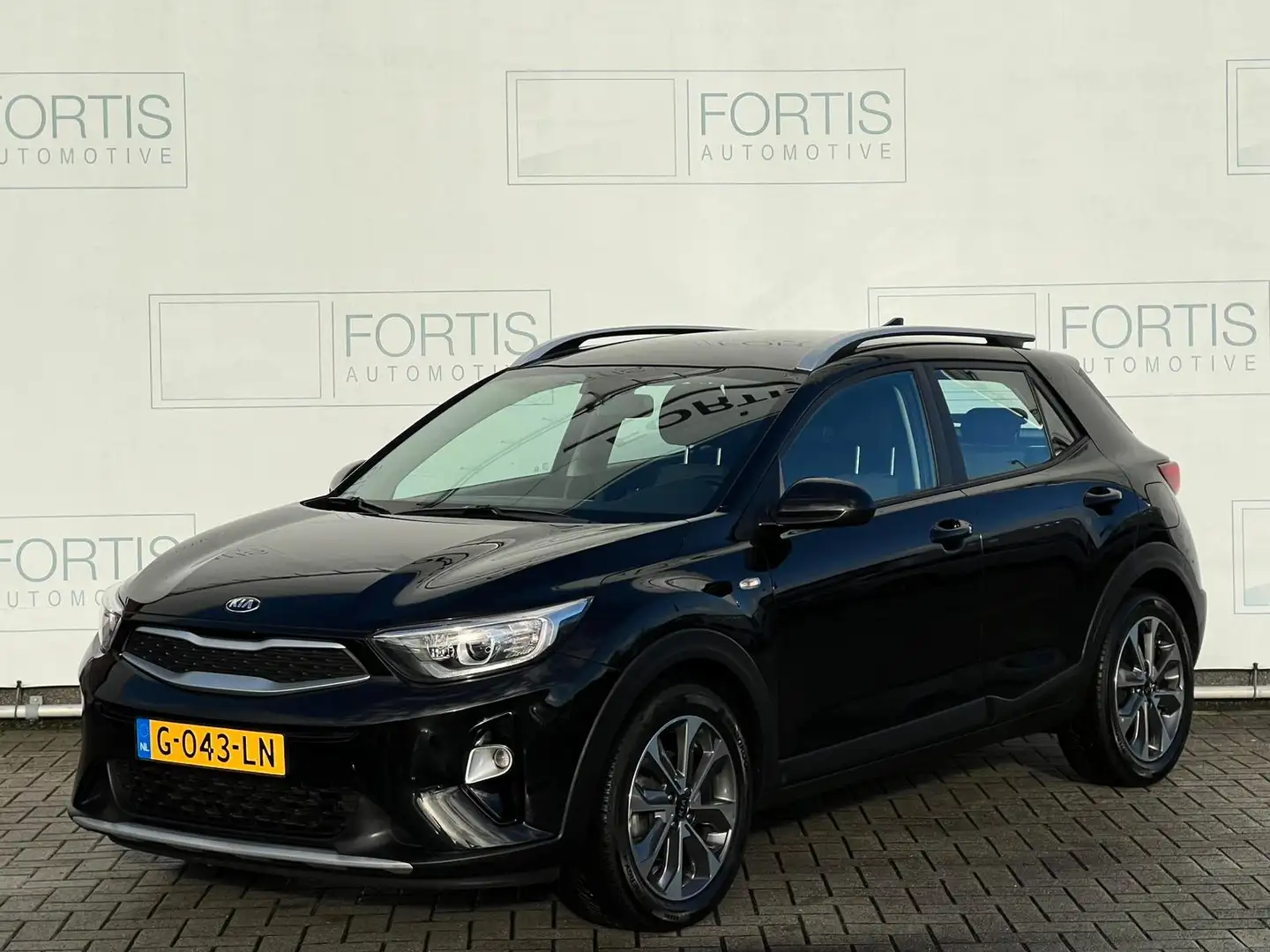 Kia Stonic 1.0 T-GDi DynamicLine NL-AUTO | CAMERA | NAVI | Zwart - 1