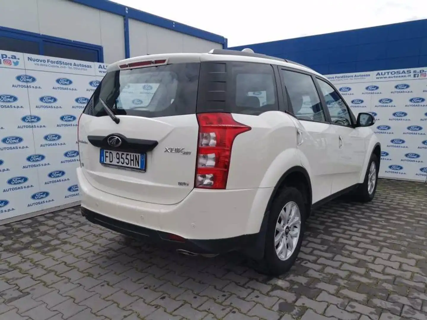 Mahindra XUV500 2.2 16V AWD W6 Wit - 2