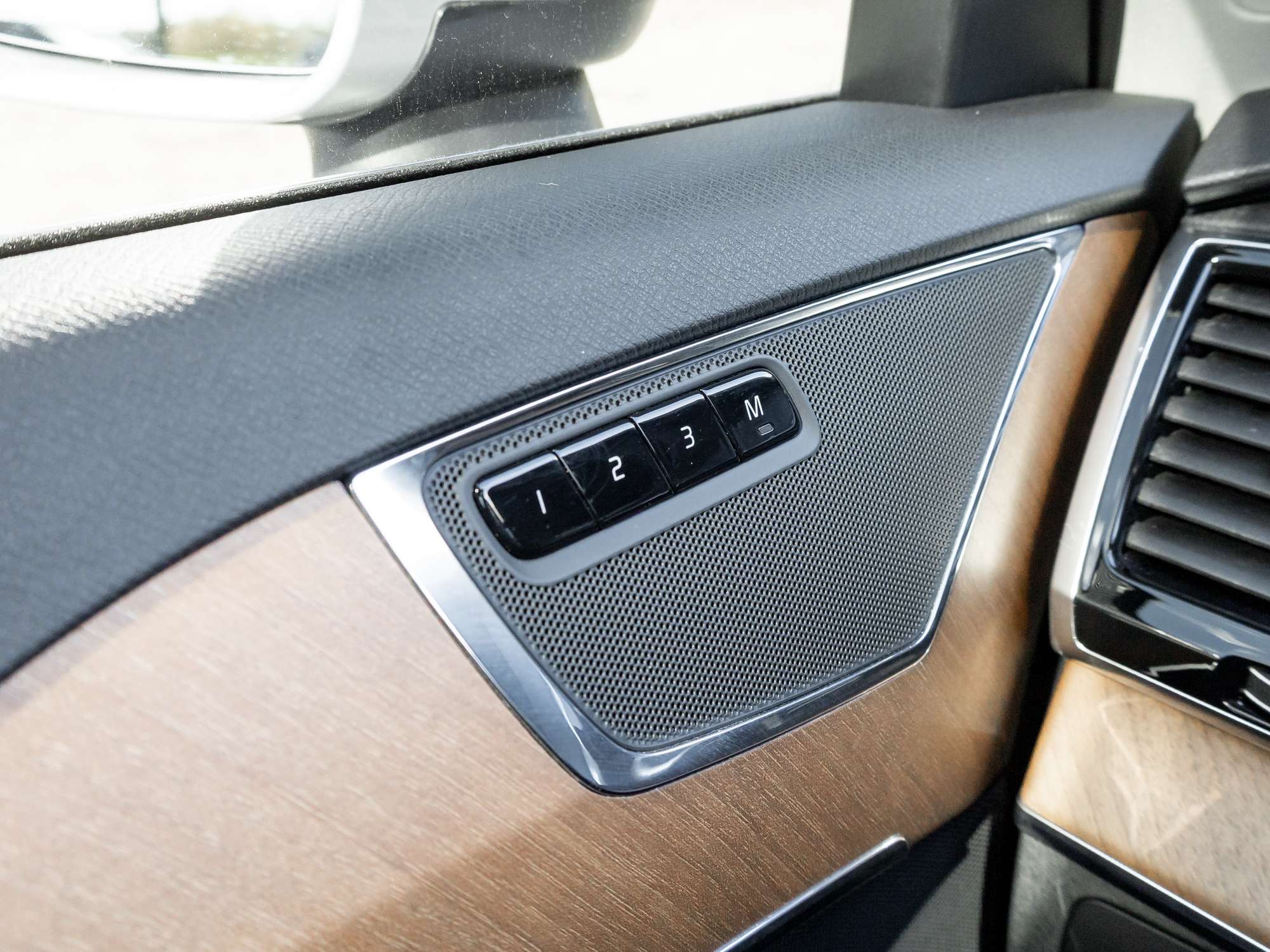 2024 Volvo XC90 B6 AWD PLUS 7-Seater |CPO FINANCE RATE fr 2.99%* thumb 17