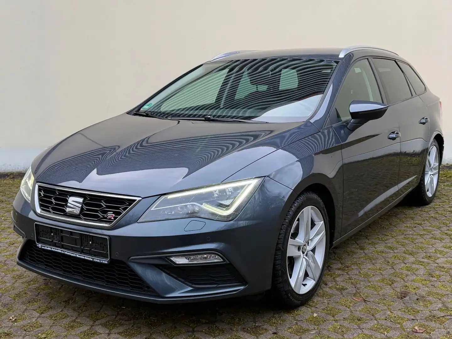 SEAT Leon ST FR | 1 Hand | Beats | Grau - 1